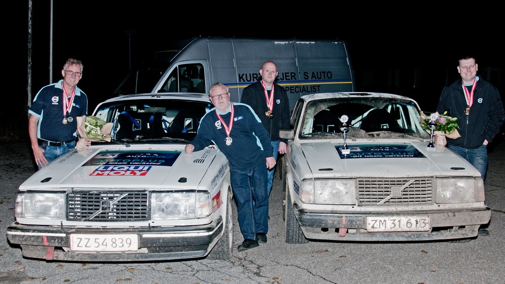 Både de mange medaljer og pokalerne måtte luftes inden teamet skal hjem og vaske bilerne efter et fantastisk rally.
(Foto: rallypics.dk – Viggo Johansen)
